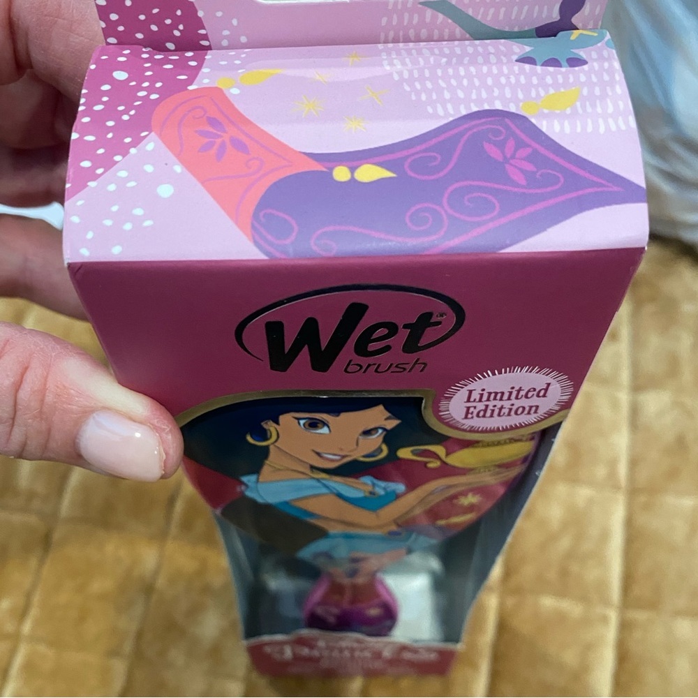 Princess Jasmine WET brush! LIMITED EDITION detangler- great 4 kids and adults! - Picture 2 of 9